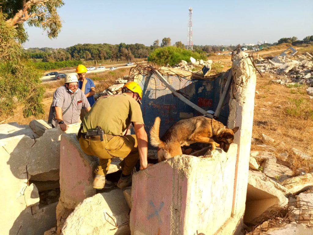 תיעוד: רעידת אדמה בישראל בצל הקורונה, יחידת הכלבנים בתרגיל
