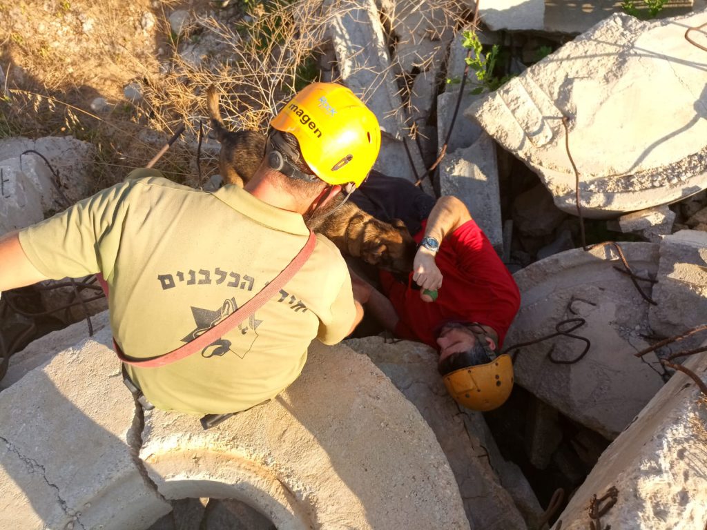תיעוד: רעידת אדמה בישראל בצל הקורונה, יחידת הכלבנים בתרגיל