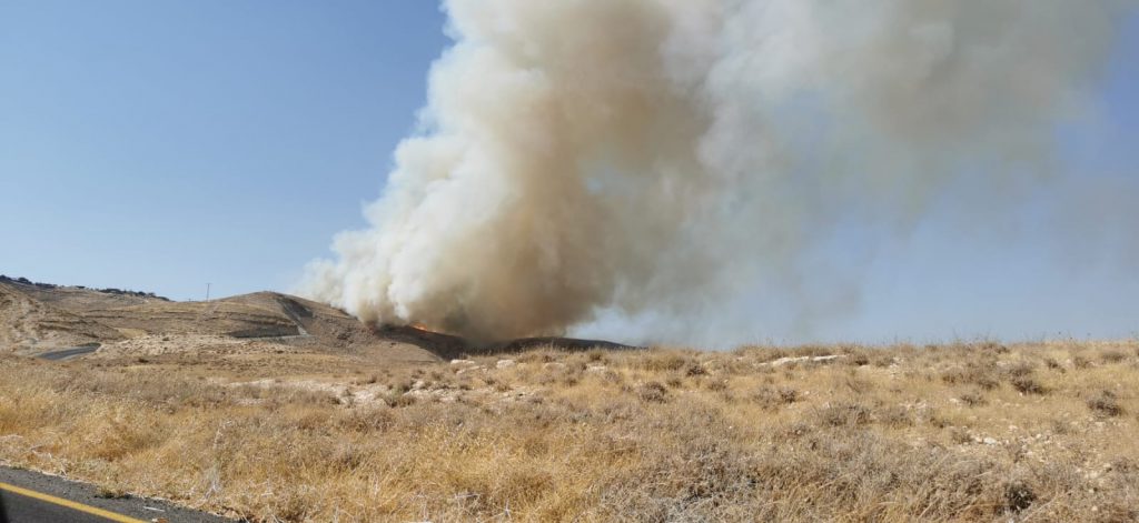 צוותי כיבוי פועלים כעת לכיבוי שריפה סמוך ליישוב מצפה חגית, תושבי היישוב פונו