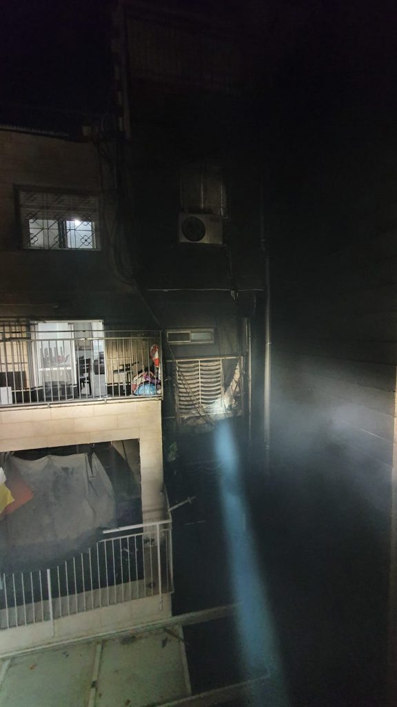 תיעוד: שריפה עם לכודים בבניין המגורים החרדי ב'נווה יעקב' בנס אין נפגעים תיעוד: שריפה עם לכודים בבניין המגורים החרדי ב'נווה יעקב' בנס אין נפגעים