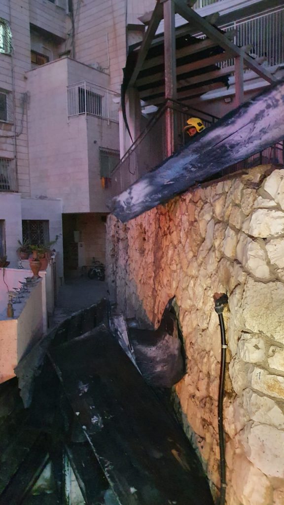 תיעוד: שריפה עם לכודים בבניין המגורים החרדי ב'נווה יעקב' בנס אין נפגעים תיעוד: שריפה עם לכודים בבניין המגורים החרדי ב'נווה יעקב' בנס אין נפגעים