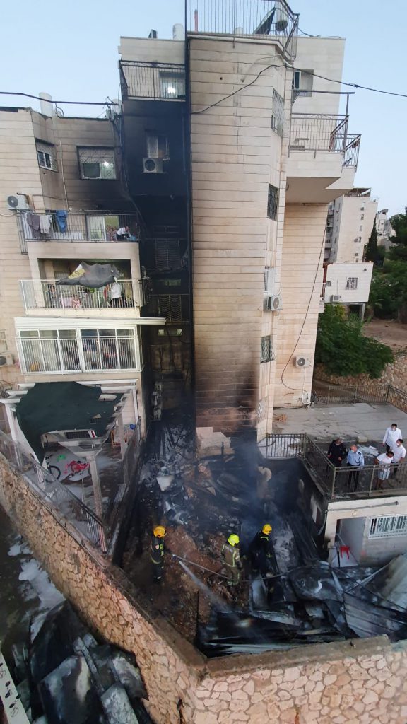 תיעוד: שריפה עם לכודים בבניין המגורים החרדי ב'נווה יעקב' בנס אין נפגעים