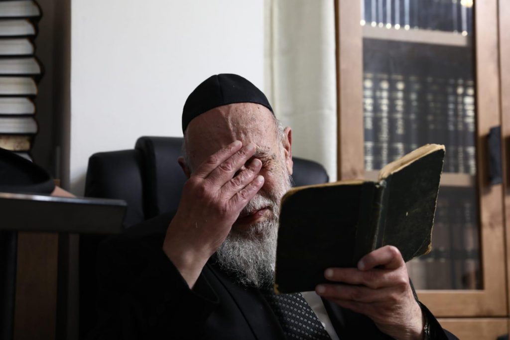 כֹּהֲנֶיהָ נֶאֱנָחִים • הגר"ש כהן בבכי ונהי על חורבן בית המקדש • צפו