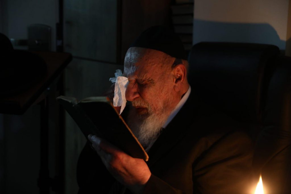 כֹּהֲנֶיהָ נֶאֱנָחִים • הגר"ש כהן בבכי ונהי על חורבן בית המקדש • צפו