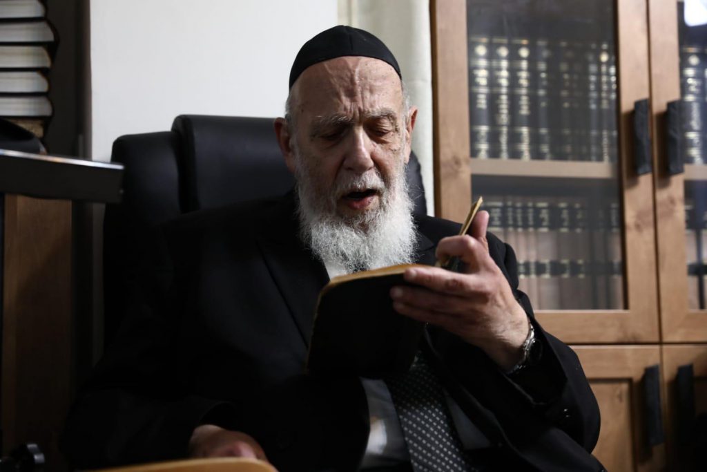 כֹּהֲנֶיהָ נֶאֱנָחִים • הגר"ש כהן בבכי ונהי על חורבן בית המקדש • צפו