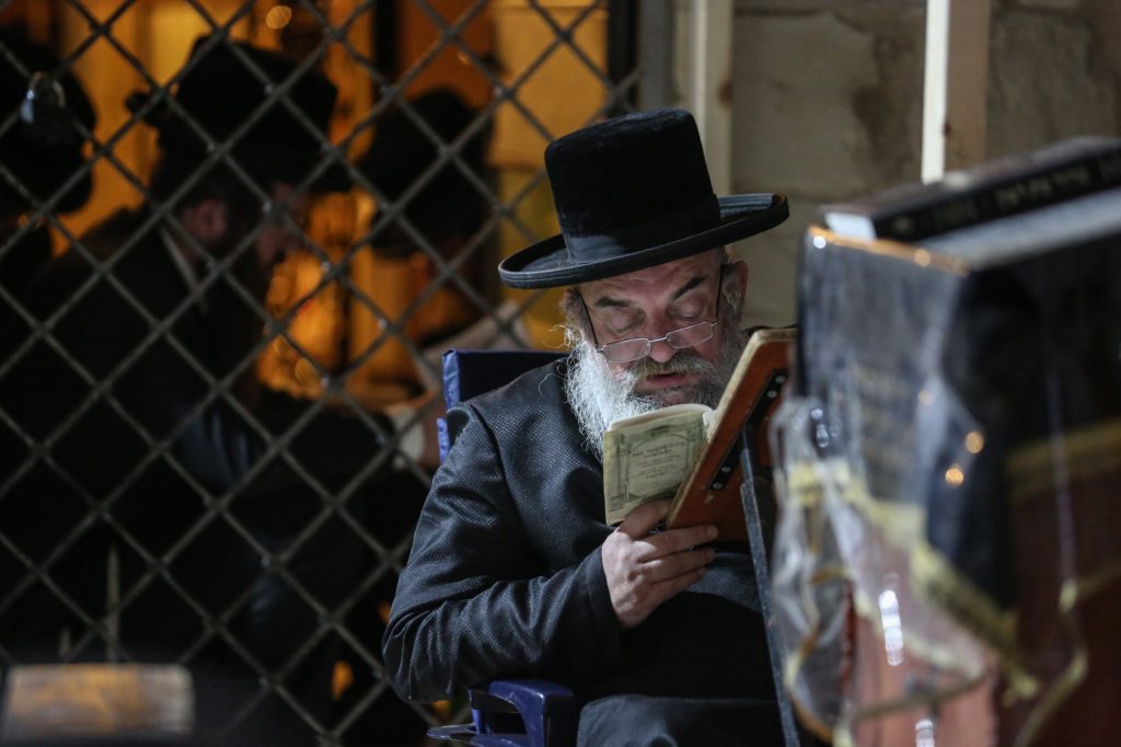 תיעוד: האדמו"ר מלעלוב באמירת קינות בצפת תיעוד: האדמו"ר מלעלוב באמירת קינות בצפת