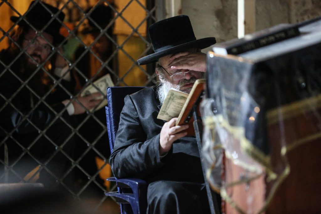 תיעוד: האדמו"ר מלעלוב באמירת קינות בצפת תיעוד: האדמו"ר מלעלוב באמירת קינות בצפת