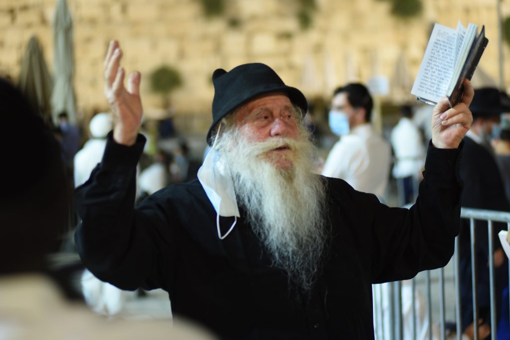 צפו בתיעוד: מאות מתפללים פרצו לרחבת בכותל המערבי בניגוד להנחיות