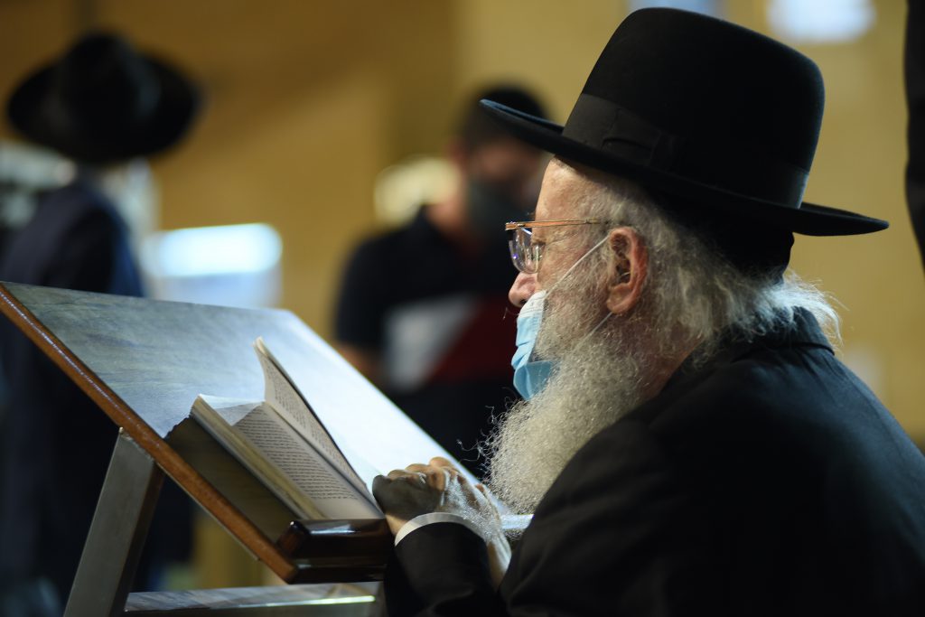 צפו בתיעוד: מאות מתפללים פרצו לרחבת בכותל המערבי בניגוד להנחיות