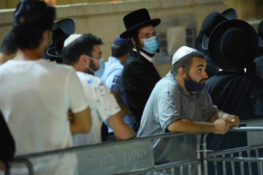 צפו בתיעוד: מאות מתפללים פרצו לרחבת בכותל המערבי בניגוד להנחיות