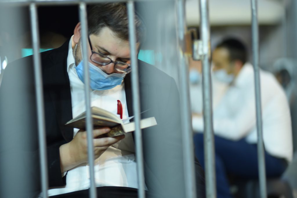 צפו בתיעוד: מאות מתפללים פרצו לרחבת בכותל המערבי בניגוד להנחיות