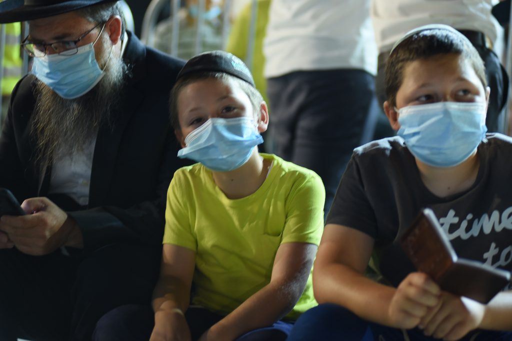 צפו בתיעוד: מאות מתפללים פרצו לרחבת בכותל המערבי בניגוד להנחיות