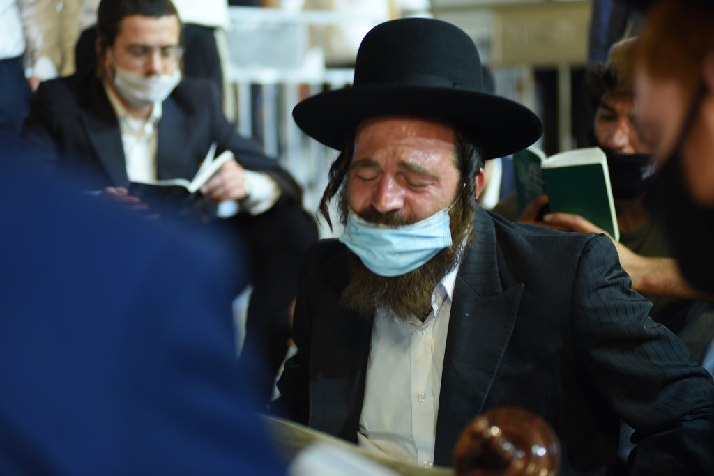 צפו בתיעוד: מאות מתפללים פרצו לרחבת בכותל המערבי בניגוד להנחיות