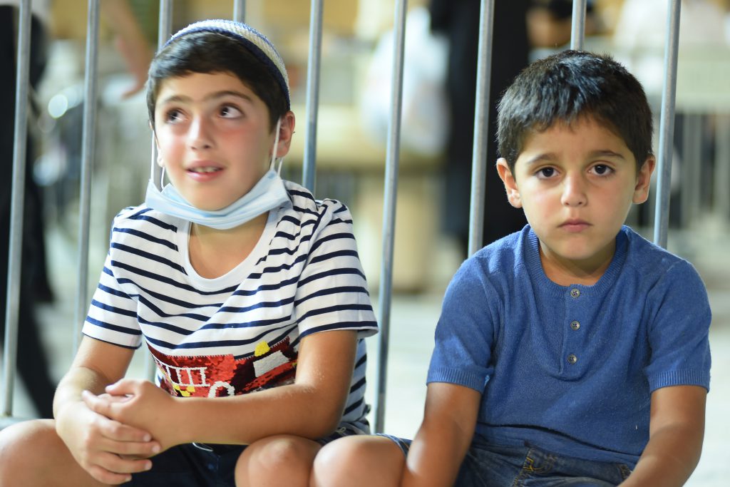 צפו בתיעוד: מאות מתפללים פרצו לרחבת בכותל המערבי בניגוד להנחיות