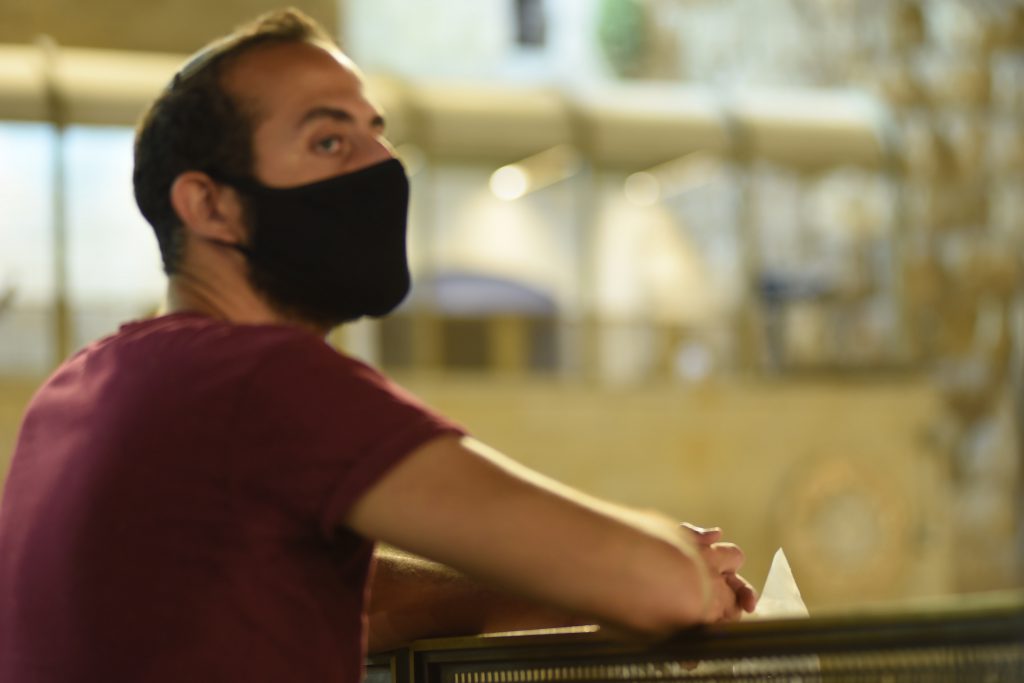 צפו בתיעוד: מאות מתפללים פרצו לרחבת בכותל המערבי בניגוד להנחיות