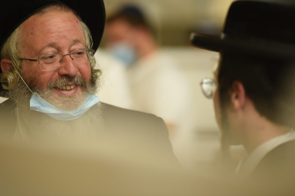 צפו בתיעוד: מאות מתפללים פרצו לרחבת בכותל המערבי בניגוד להנחיות