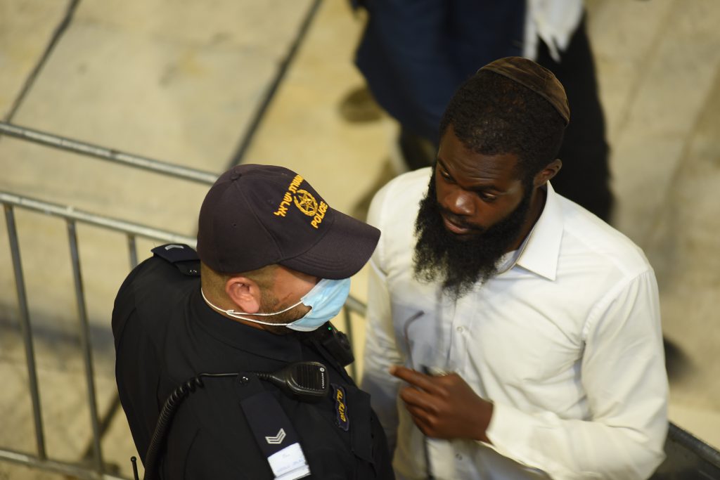 צפו בתיעוד: מאות מתפללים פרצו לרחבת בכותל המערבי בניגוד להנחיות