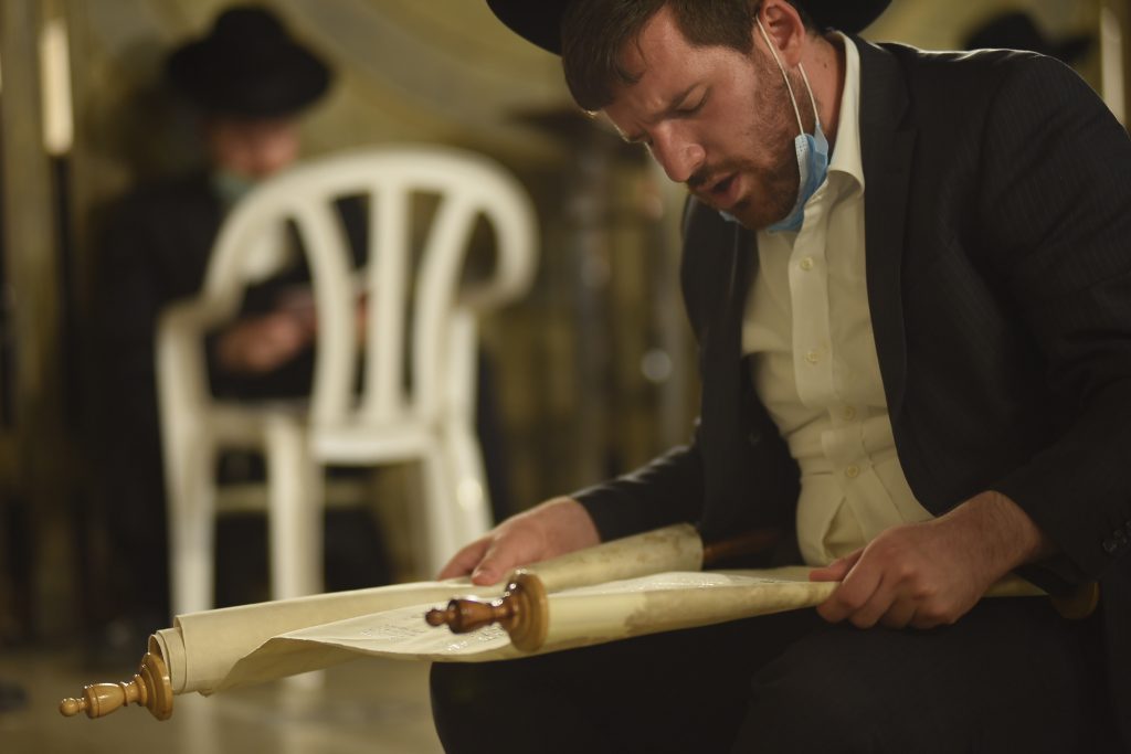 צפו בתיעוד: מאות מתפללים פרצו לרחבת בכותל המערבי בניגוד להנחיות