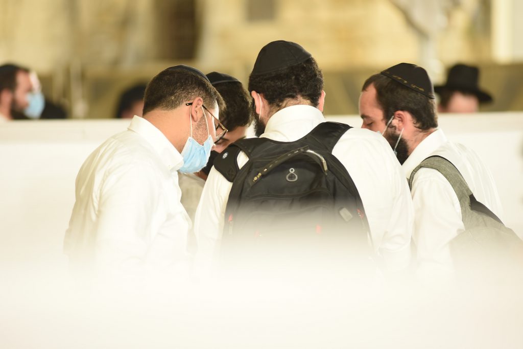 צפו בתיעוד: מאות מתפללים פרצו לרחבת בכותל המערבי בניגוד להנחיות