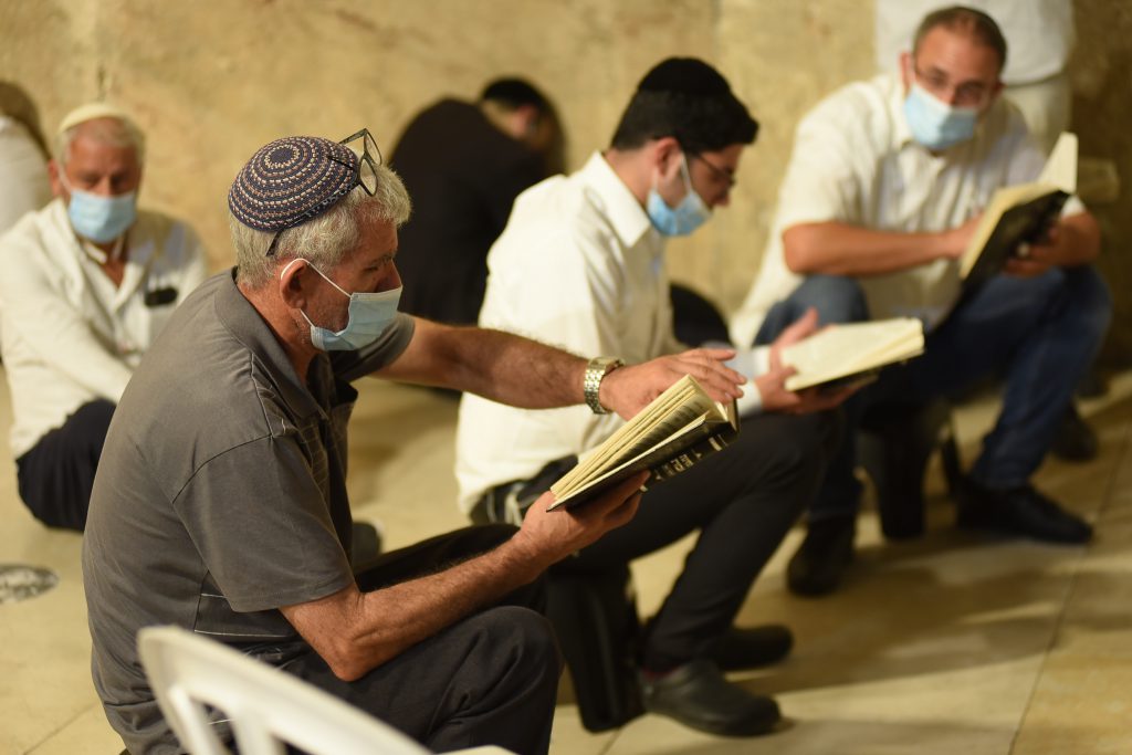 צפו בתיעוד: מאות מתפללים פרצו לרחבת בכותל המערבי בניגוד להנחיות