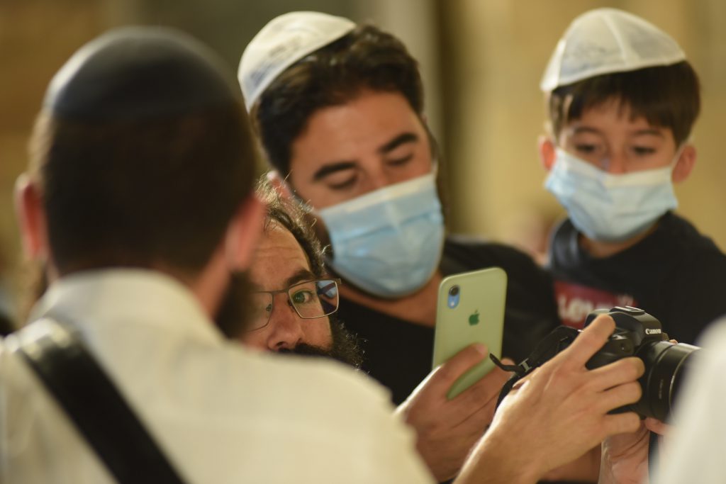 צפו בתיעוד: מאות מתפללים פרצו לרחבת בכותל המערבי בניגוד להנחיות