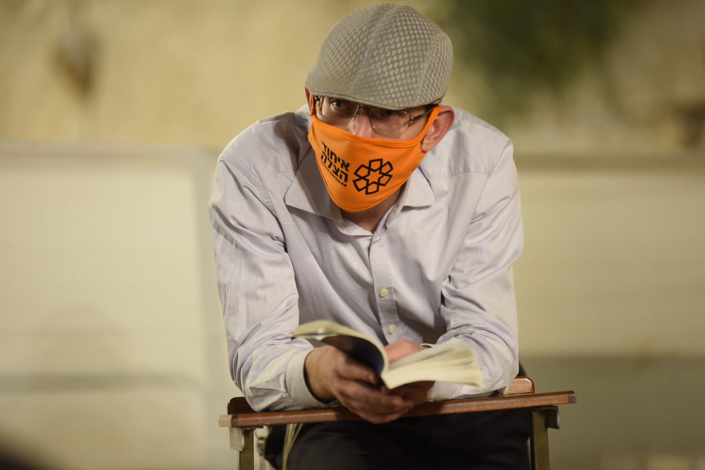 צפו בתיעוד: מאות מתפללים פרצו לרחבת בכותל המערבי בניגוד להנחיות