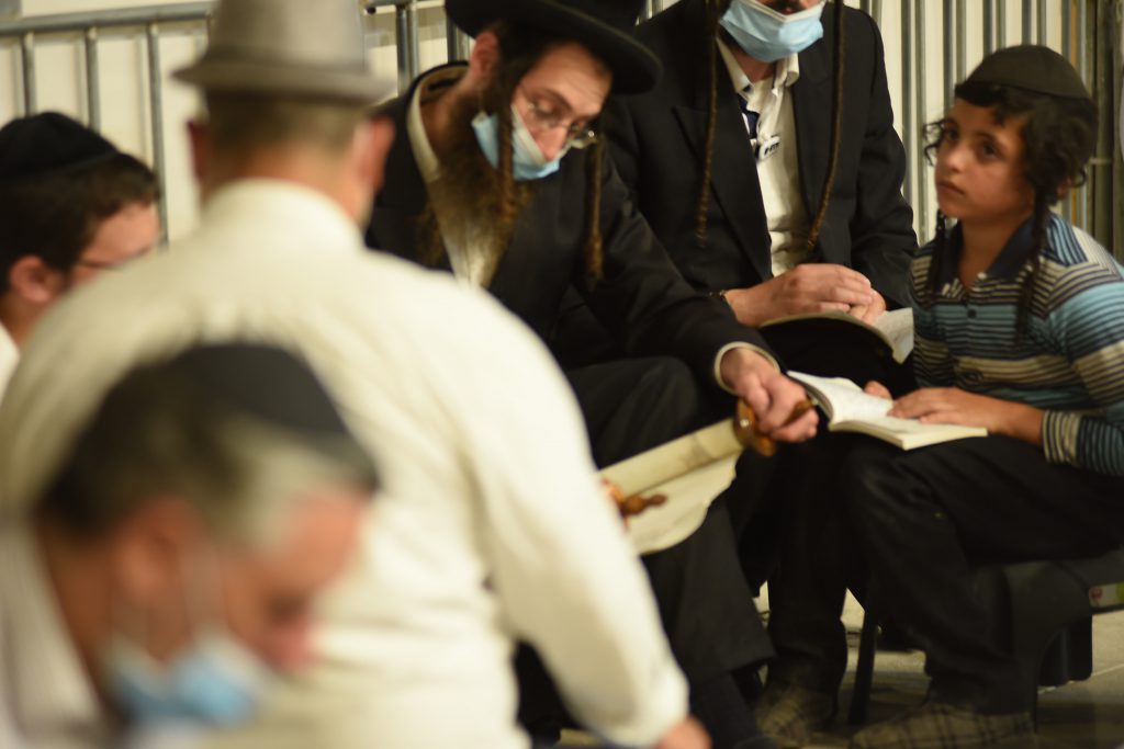 צפו בתיעוד: מאות מתפללים פרצו לרחבת בכותל המערבי בניגוד להנחיות