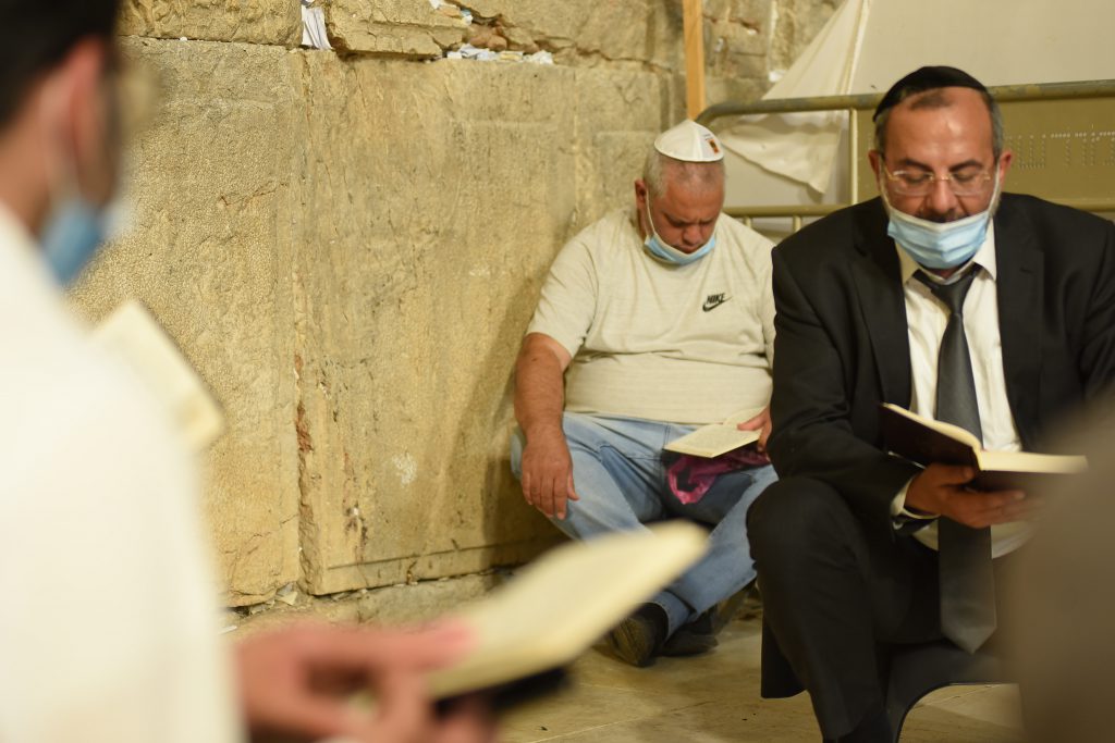 צפו בתיעוד: מאות מתפללים פרצו לרחבת בכותל המערבי בניגוד להנחיות