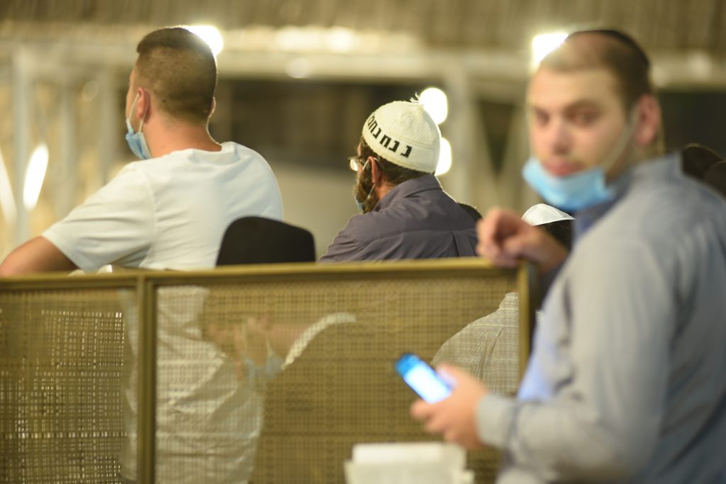 צפו בתיעוד: מאות מתפללים פרצו לרחבת בכותל המערבי בניגוד להנחיות