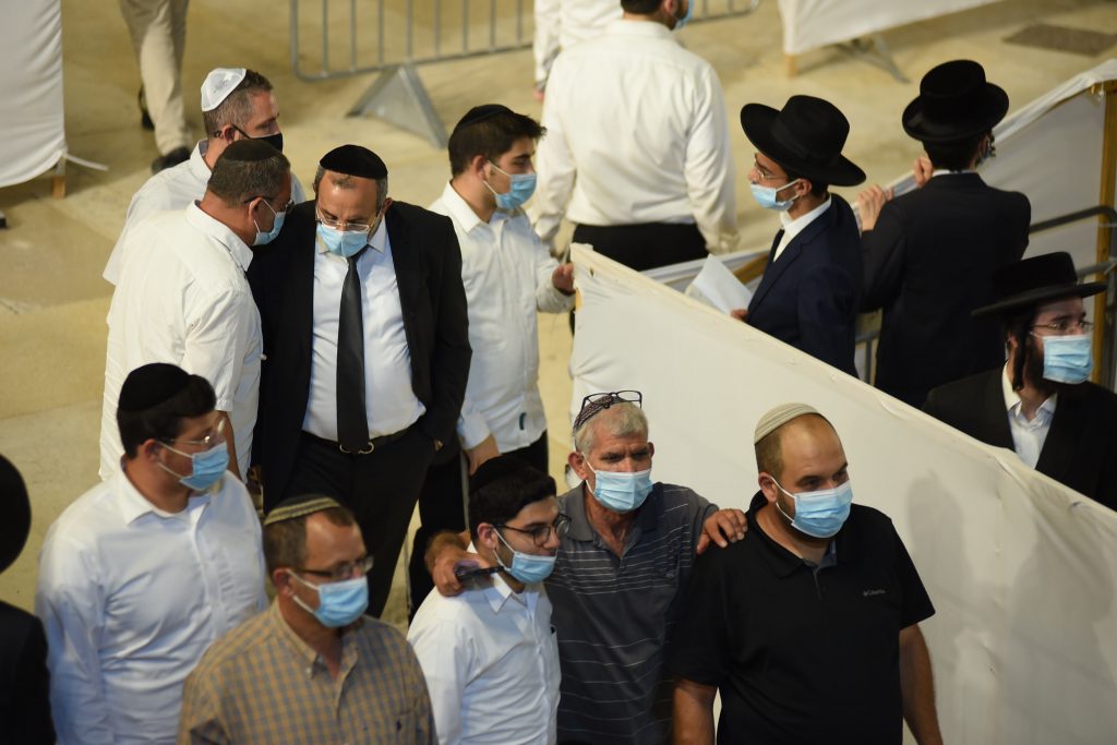 צפו בתיעוד: מאות מתפללים פרצו לרחבת בכותל המערבי בניגוד להנחיות