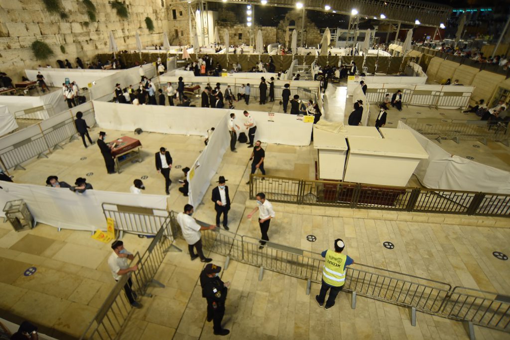 צפו בתיעוד: מאות מתפללים פרצו לרחבת בכותל המערבי בניגוד להנחיות