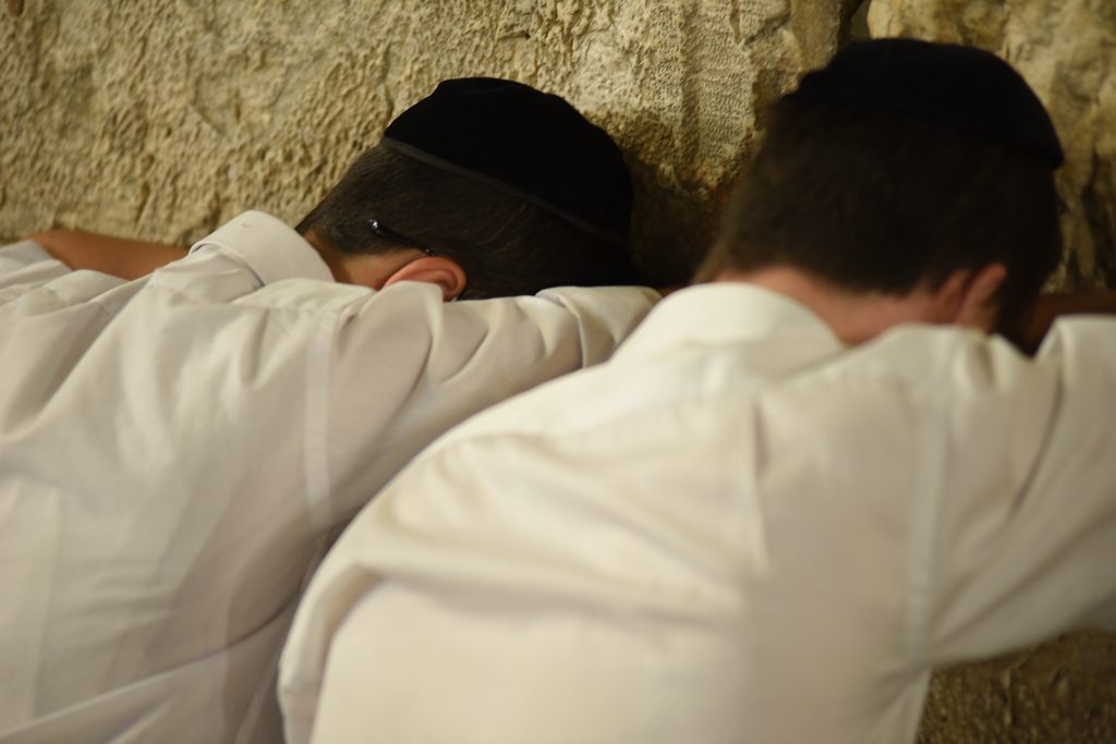 צפו בתיעוד: מאות מתפללים פרצו לרחבת בכותל המערבי בניגוד להנחיות