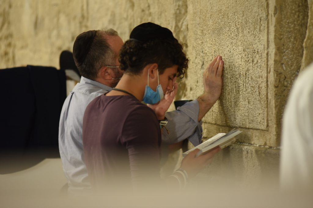 צפו בתיעוד: מאות מתפללים פרצו לרחבת בכותל המערבי בניגוד להנחיות
