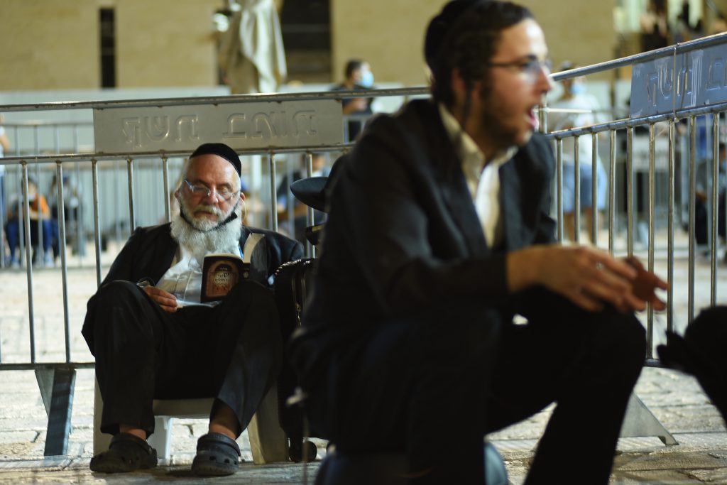 צפו בתיעוד: מאות מתפללים פרצו לרחבת בכותל המערבי בניגוד להנחיות