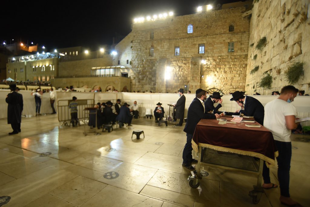 צפו בתיעוד: מאות מתפללים פרצו לרחבת בכותל המערבי בניגוד להנחיות