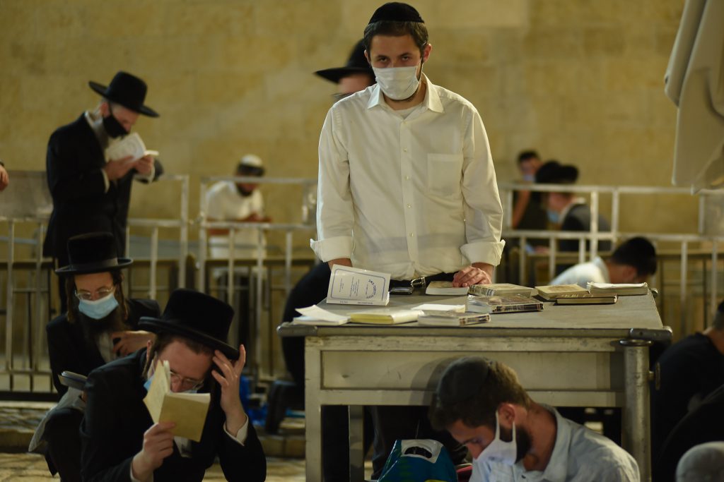 צפו בתיעוד: מאות מתפללים פרצו לרחבת בכותל המערבי בניגוד להנחיות