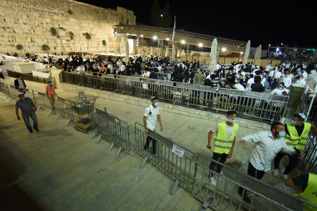 צפו בתיעוד: מאות מתפללים פרצו לרחבת בכותל המערבי בניגוד להנחיות