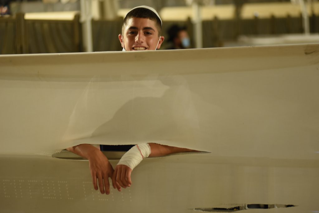 צפו בתיעוד: מאות מתפללים פרצו לרחבת בכותל המערבי בניגוד להנחיות