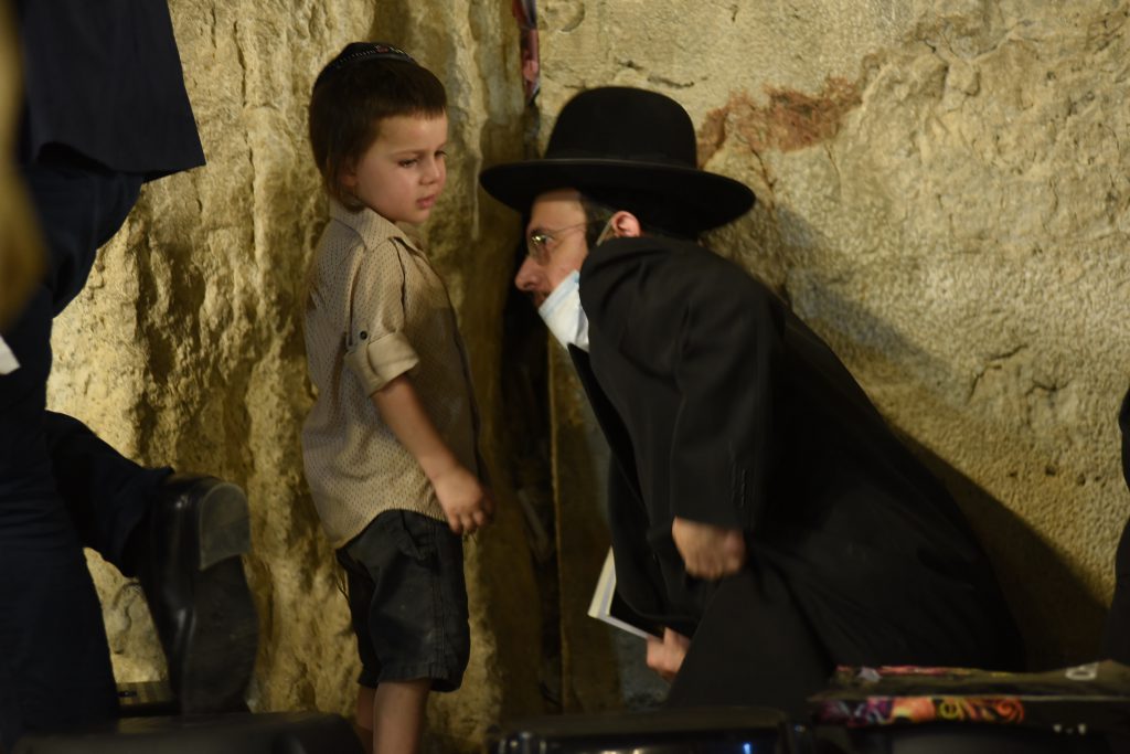 צפו בתיעוד: מאות מתפללים פרצו לרחבת בכותל המערבי בניגוד להנחיות