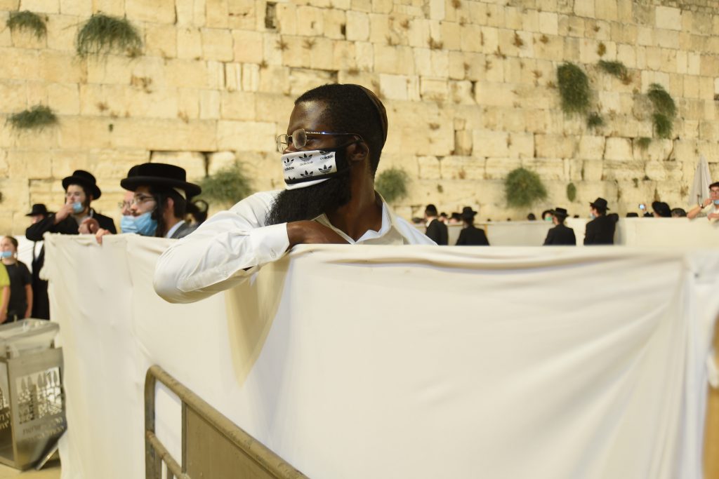 צפו בתיעוד: מאות מתפללים פרצו לרחבת בכותל המערבי בניגוד להנחיות