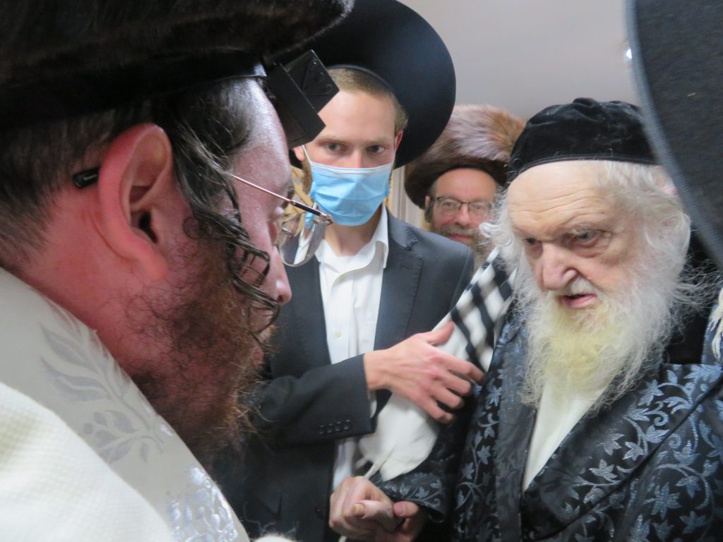 תיעוד: הגר''מ שטרנבוך בסנדקאות בשמחת הברית לנכד המחנך הרב מרדכי בלוי