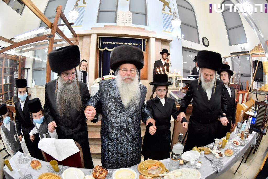 וּמִשֶּׁפַע מִצְוַת תְּפִלִּין שמחת הבר מצווה בחצר הקודש אשלג