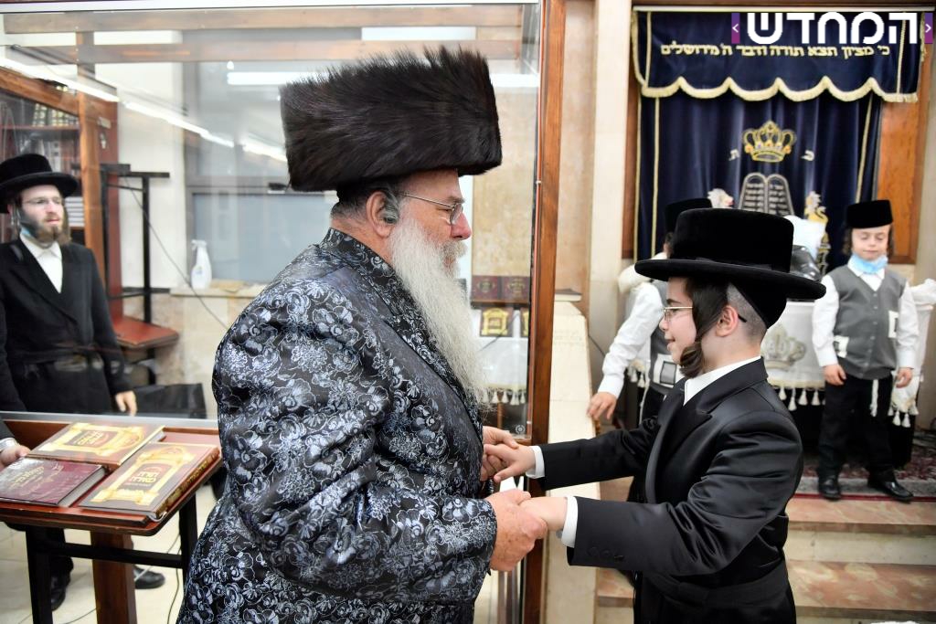 וּמִשֶּׁפַע מִצְוַת תְּפִלִּין שמחת הבר מצווה בחצר הקודש אשלג