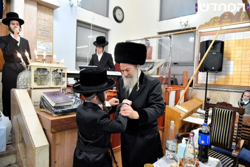 וּמִשֶּׁפַע מִצְוַת תְּפִלִּין שמחת הבר מצווה בחצר הקודש אשלג