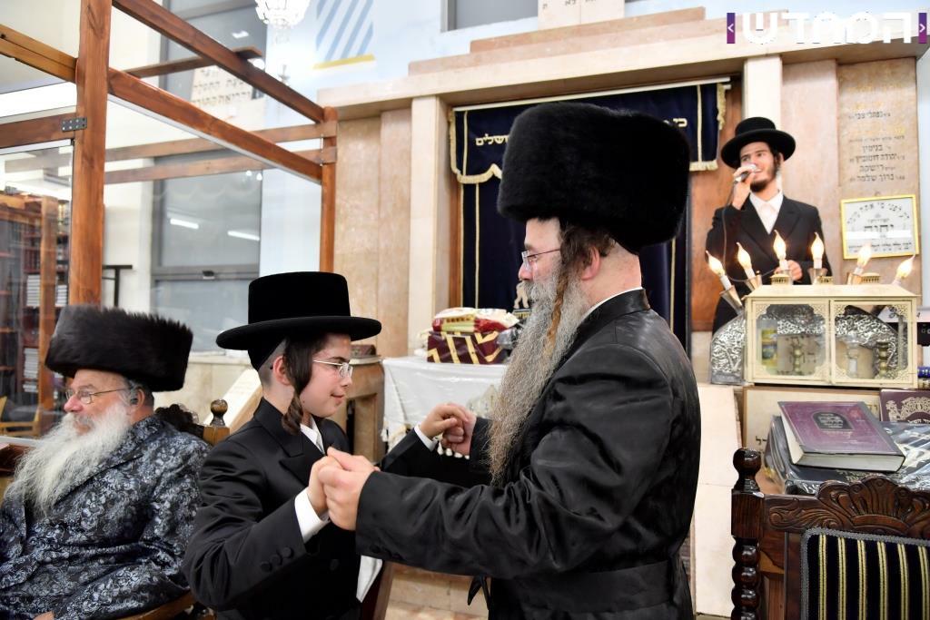 וּמִשֶּׁפַע מִצְוַת תְּפִלִּין שמחת הבר מצווה בחצר הקודש אשלג