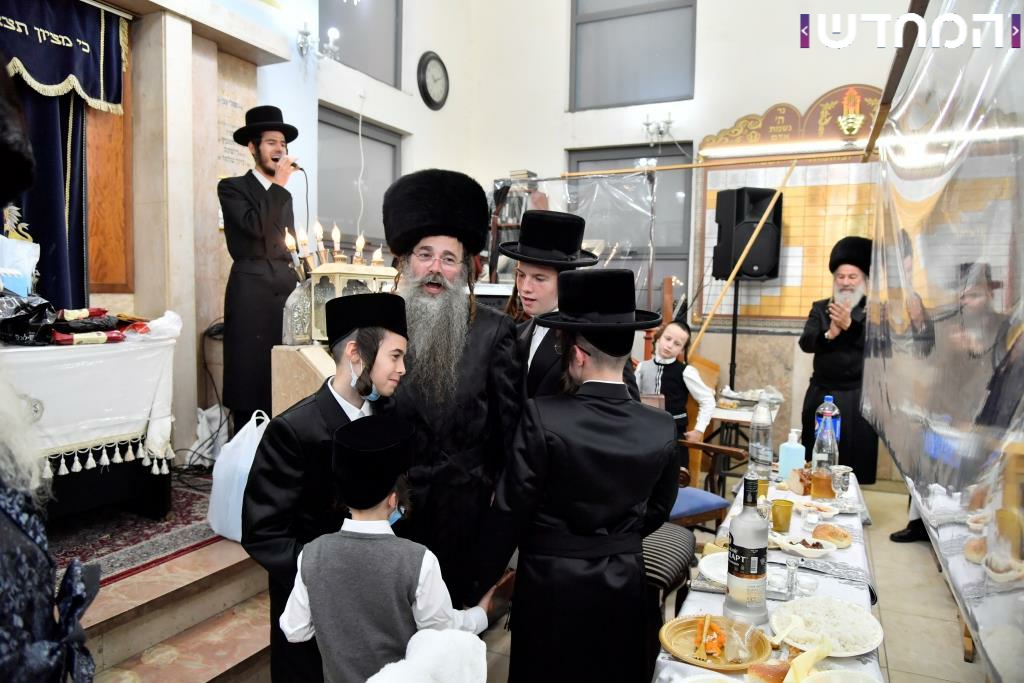 וּמִשֶּׁפַע מִצְוַת תְּפִלִּין שמחת הבר מצווה בחצר הקודש אשלג