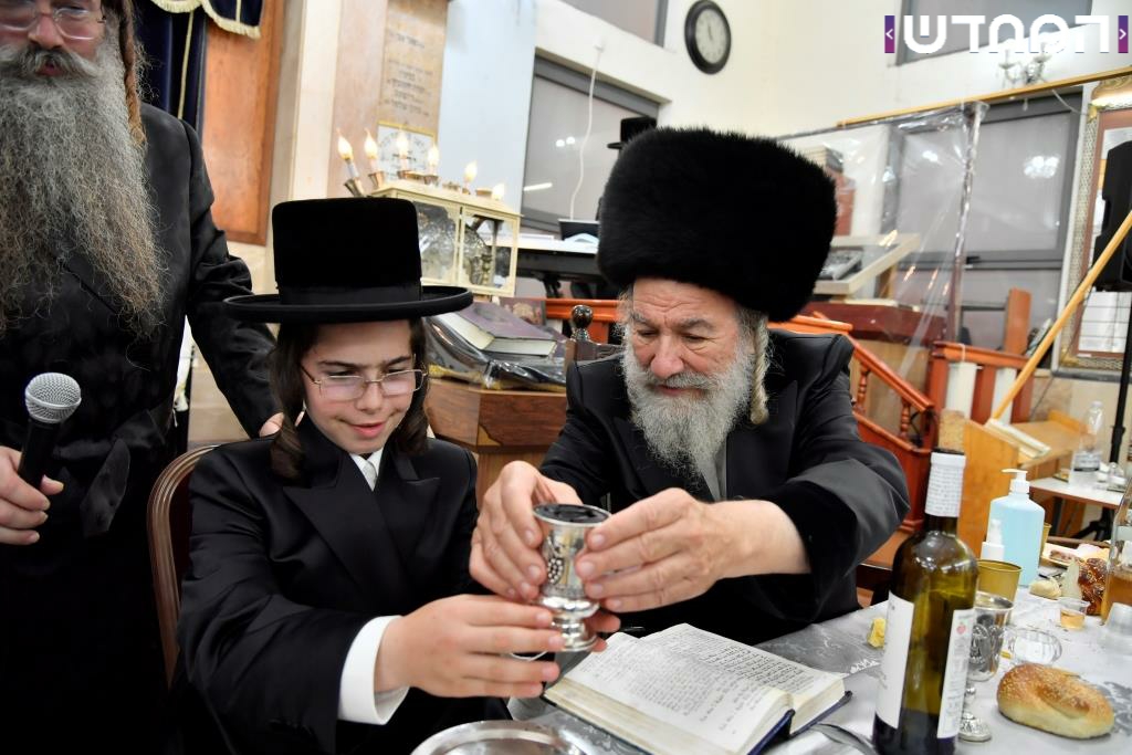 וּמִשֶּׁפַע מִצְוַת תְּפִלִּין שמחת הבר מצווה בחצר הקודש אשלג