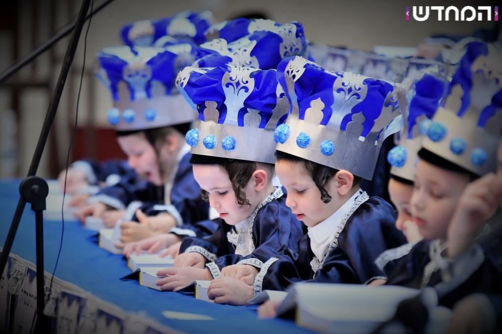 מעמד בן חמש למקרא בחצר ויז'ניץ • גלריה