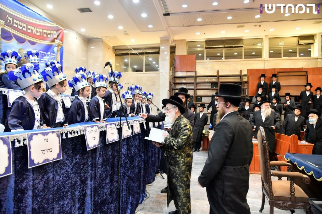 מעמד בן חמש למקרא בחצר ויז'ניץ • גלריה