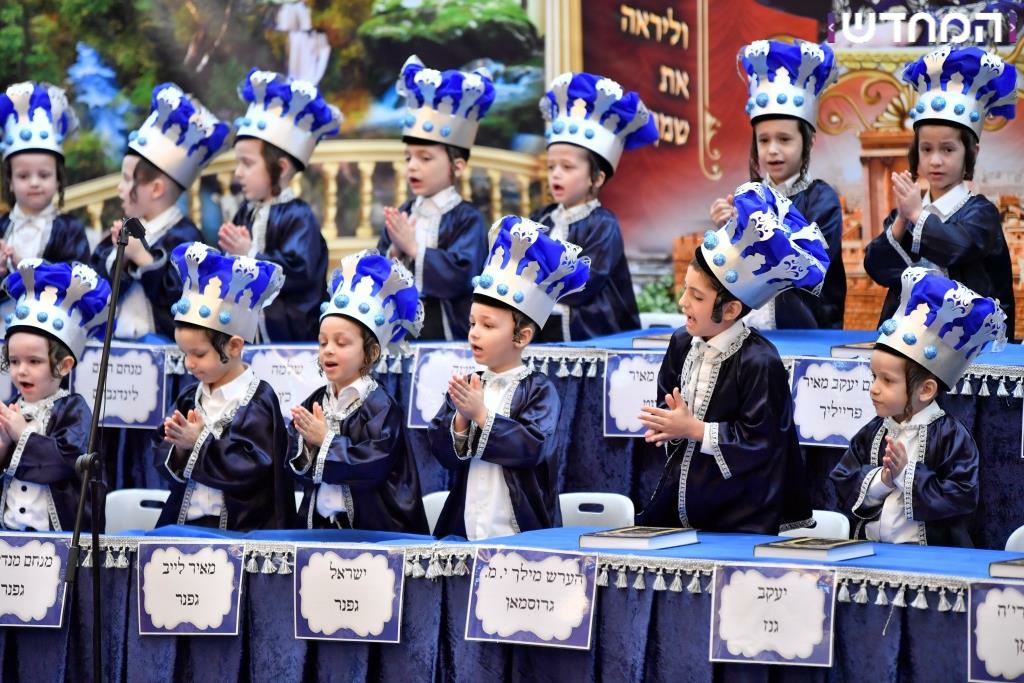 מעמד בן חמש למקרא בחצר ויז'ניץ • גלריה